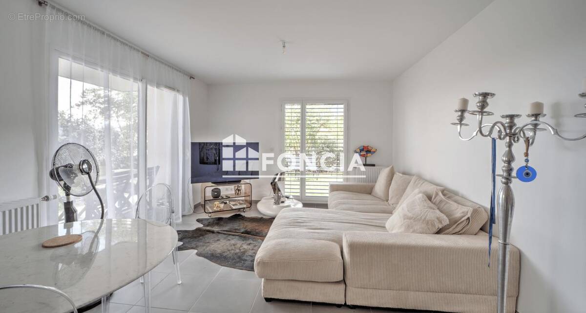 Appartement à PERON