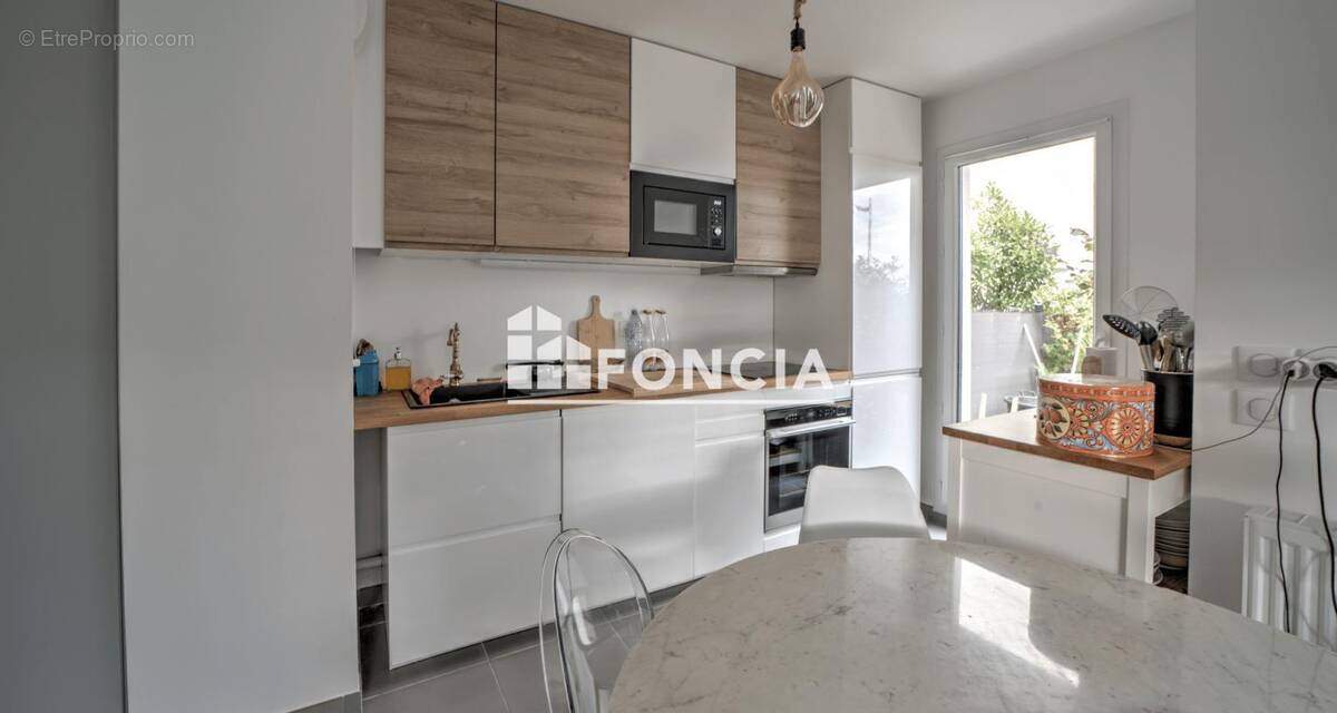 Appartement à PERON