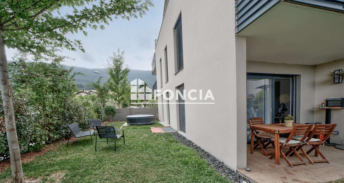 Appartement à PERON