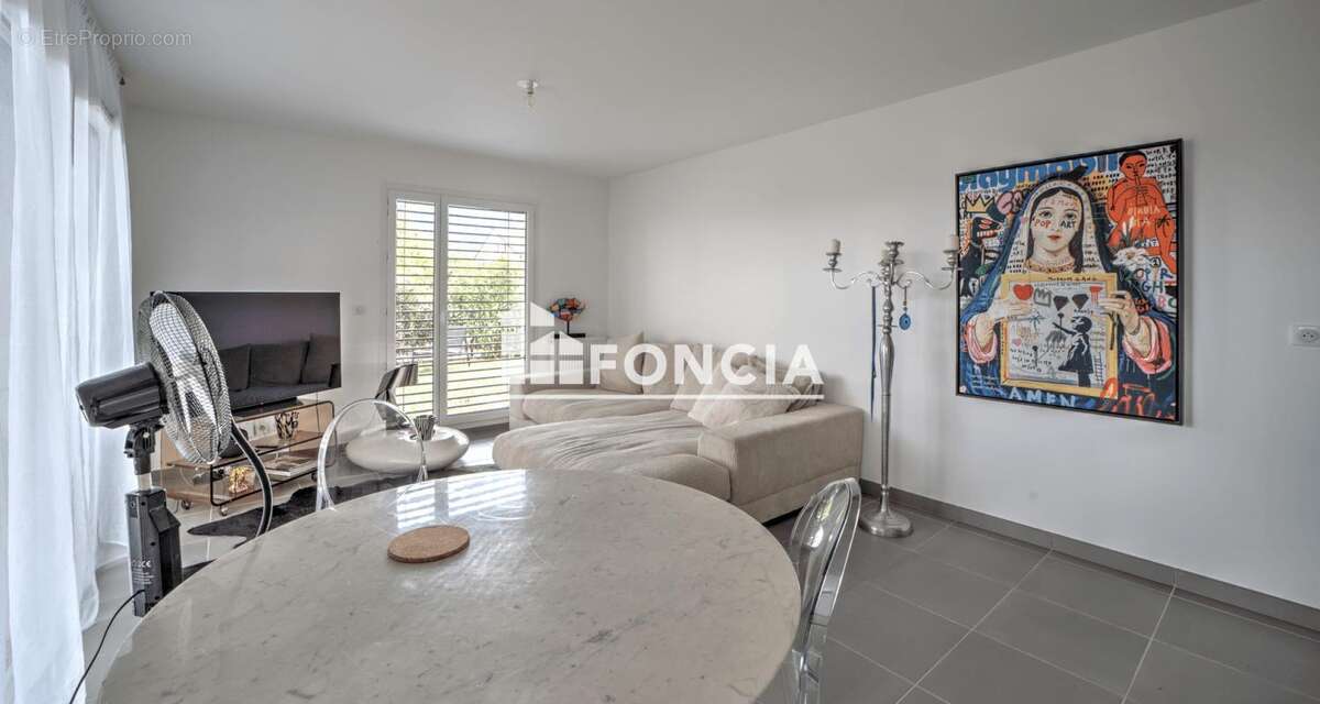 Appartement à PERON