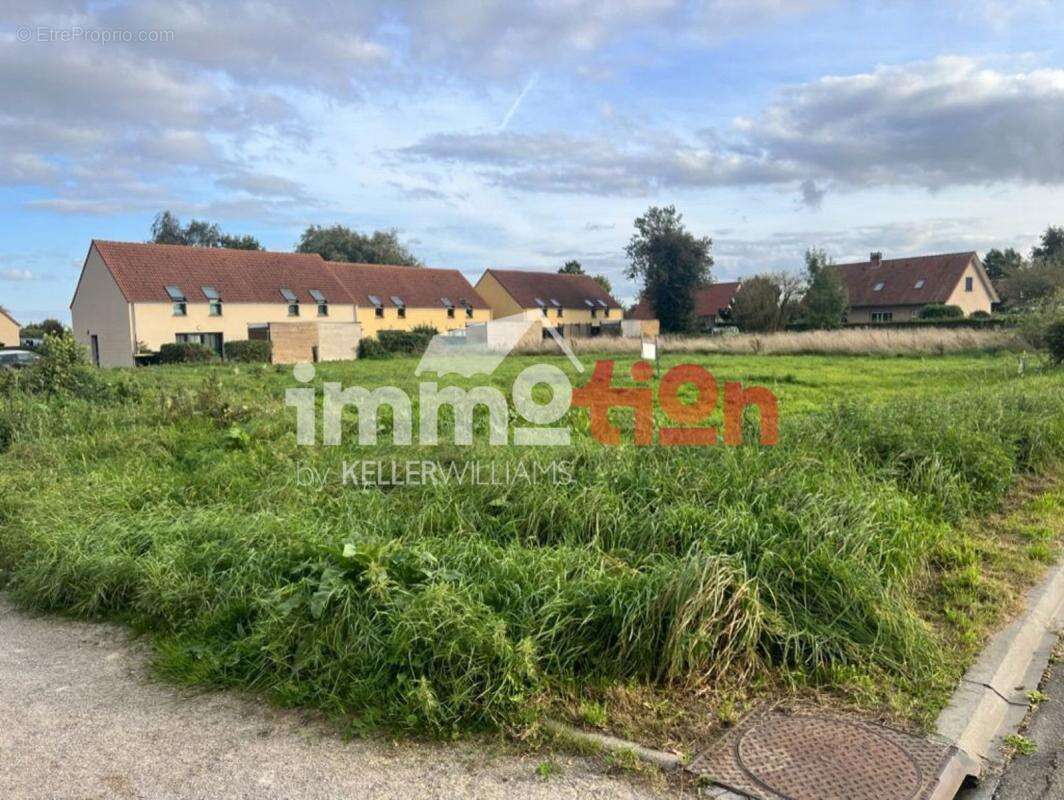 Terrain à FEUQUIERES-EN-VIMEU