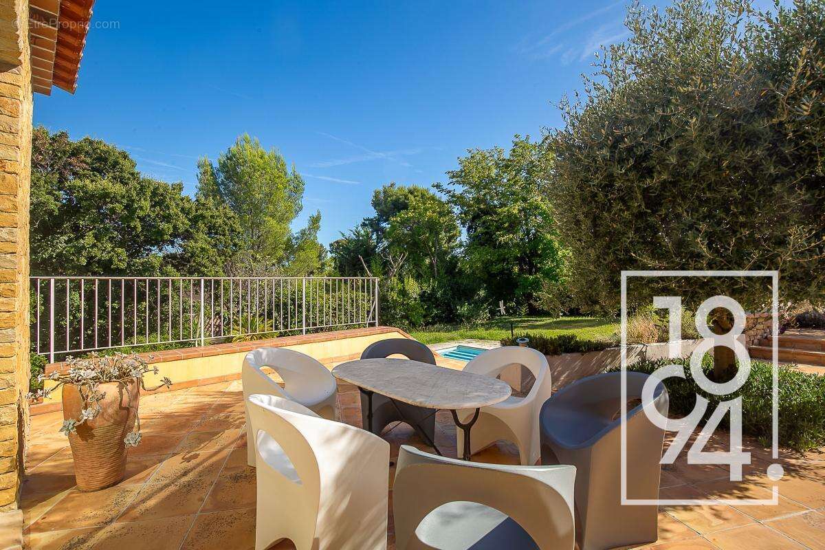 Maison à SAINT-CYR-SUR-MER