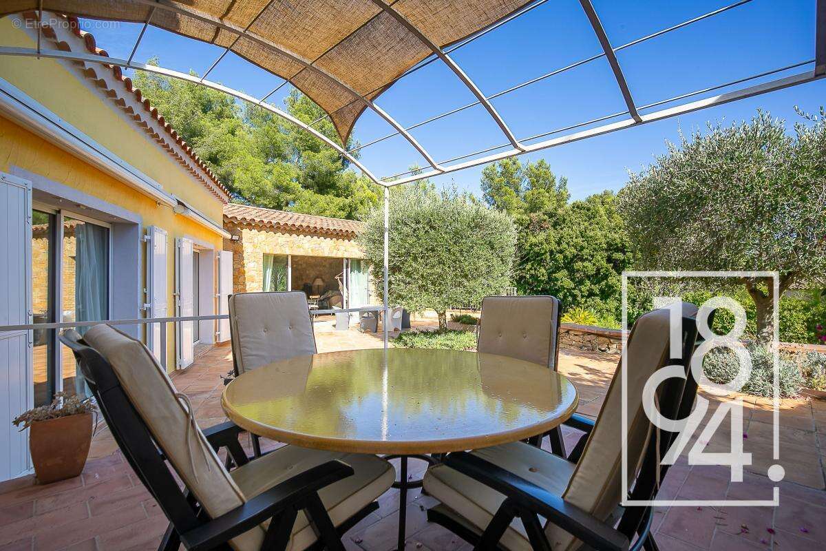 Maison à SAINT-CYR-SUR-MER