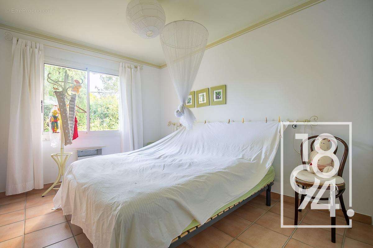 Maison à SAINT-CYR-SUR-MER