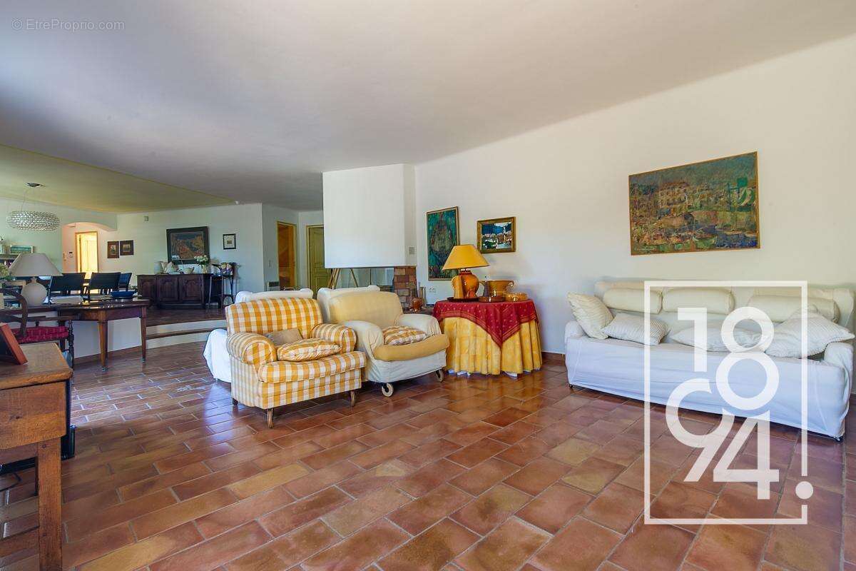 Maison à SAINT-CYR-SUR-MER