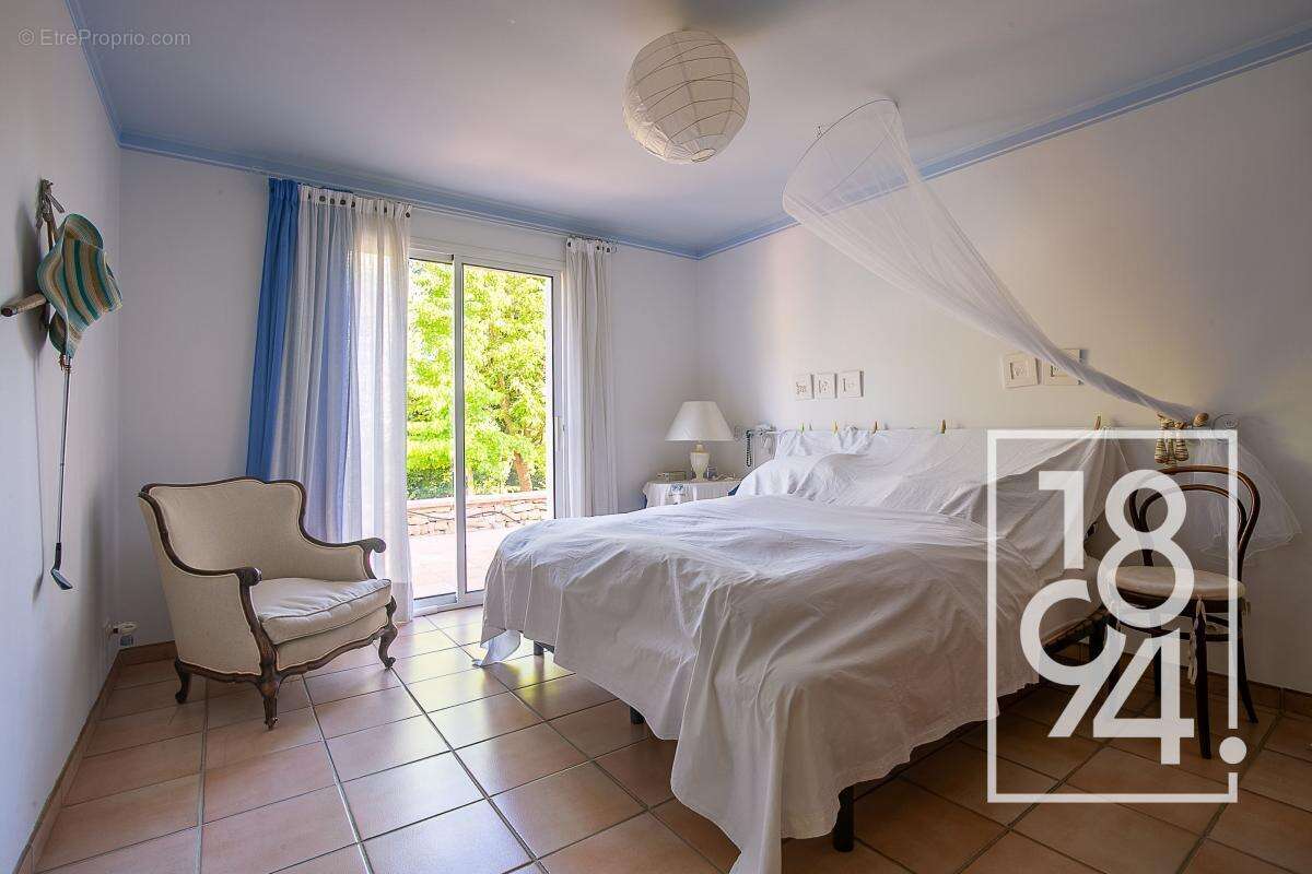 Maison à SAINT-CYR-SUR-MER