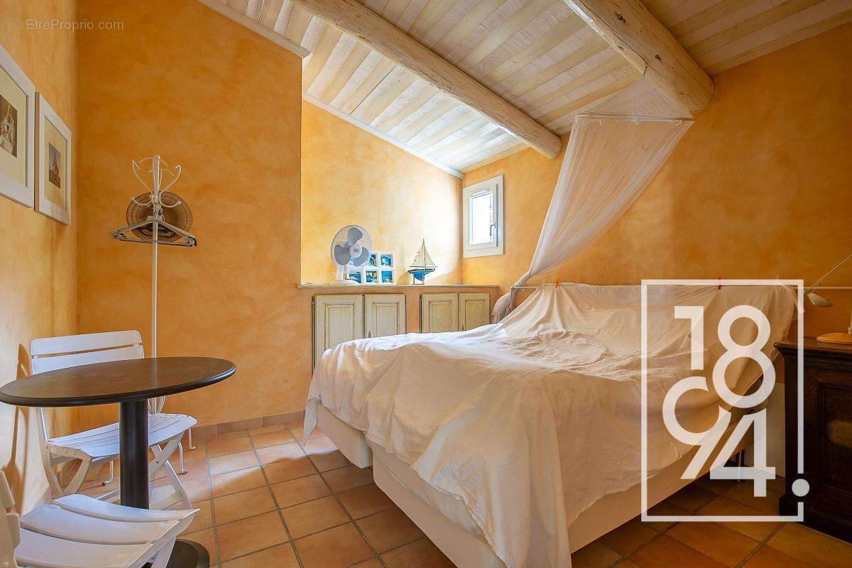 Maison à SAINT-CYR-SUR-MER