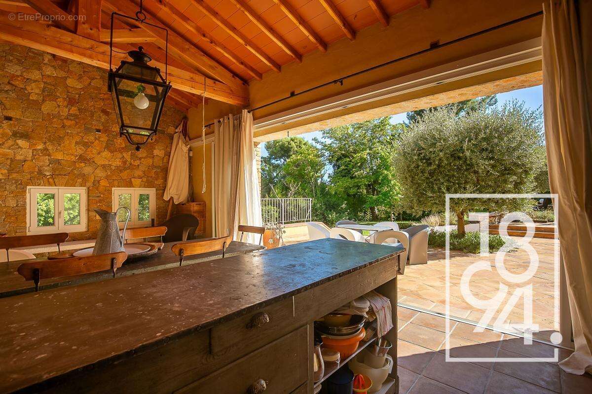 Maison à SAINT-CYR-SUR-MER