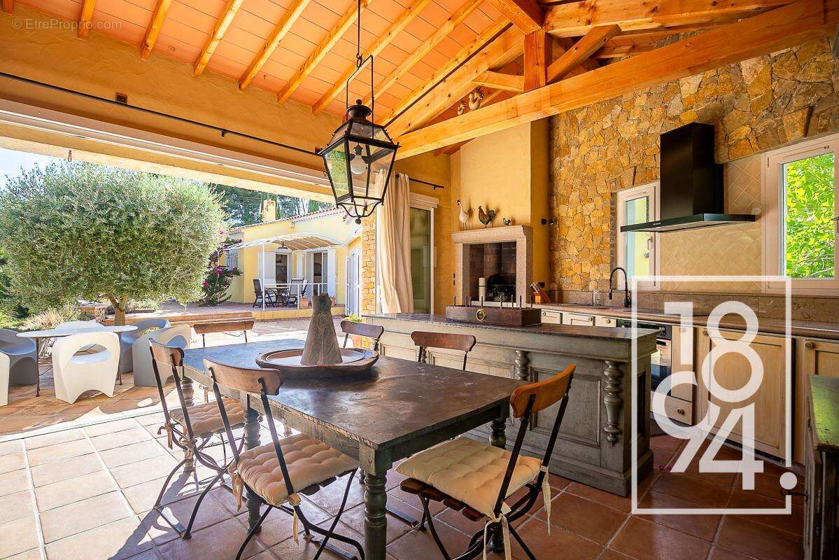 Maison à SAINT-CYR-SUR-MER