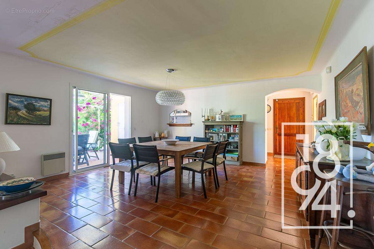 Maison à SAINT-CYR-SUR-MER