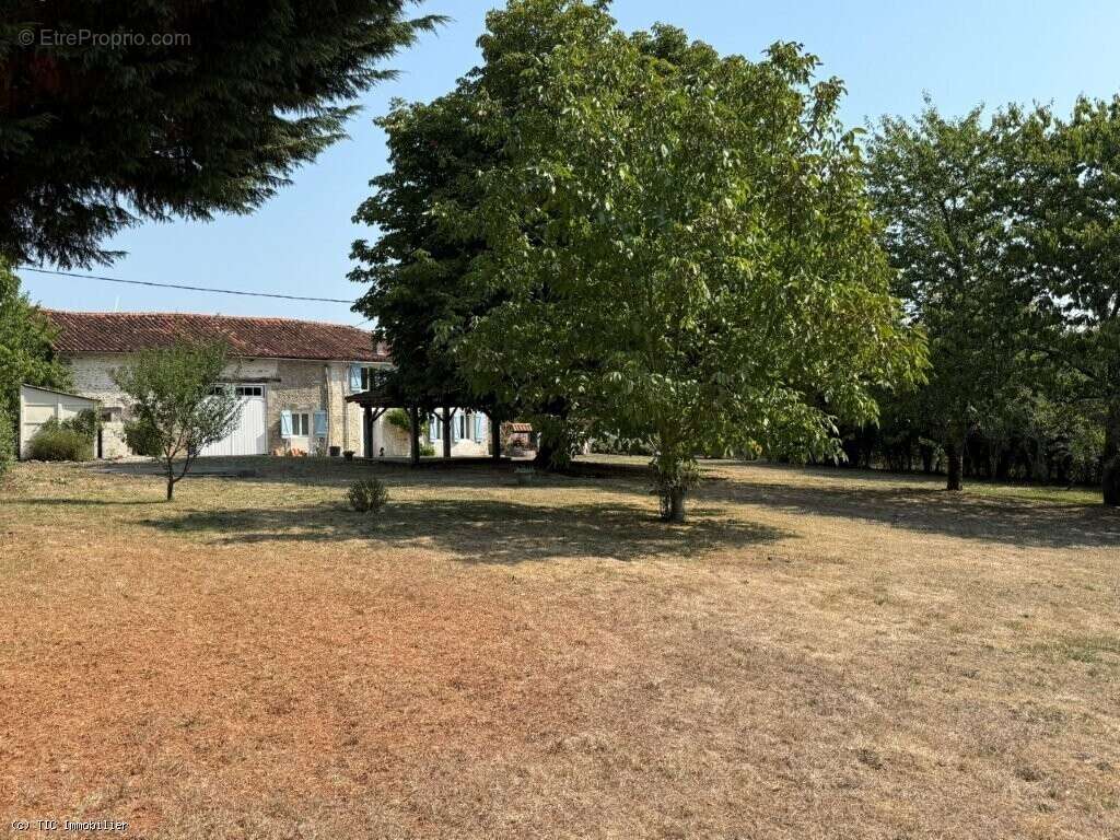 Maison à CHAMPAGNE-MOUTON