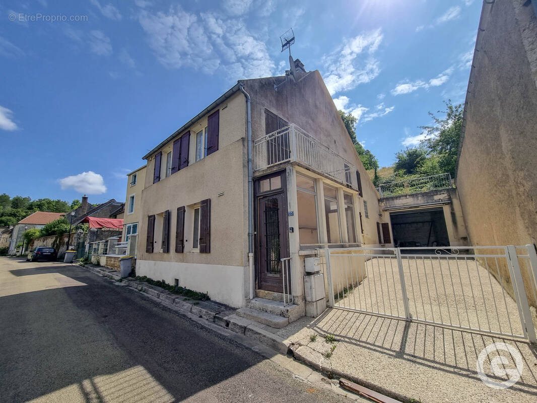 Maison à CHATEL-CENSOIR