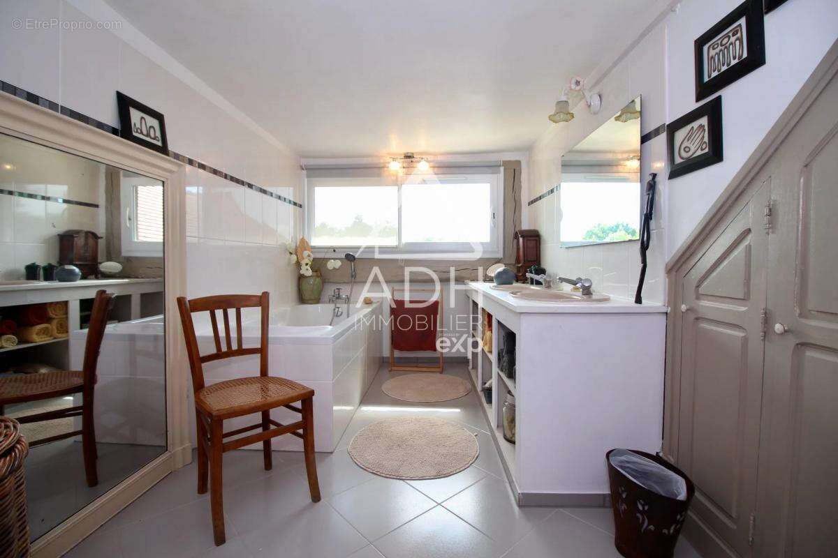 Appartement à NEAUPHLE-LE-CHATEAU