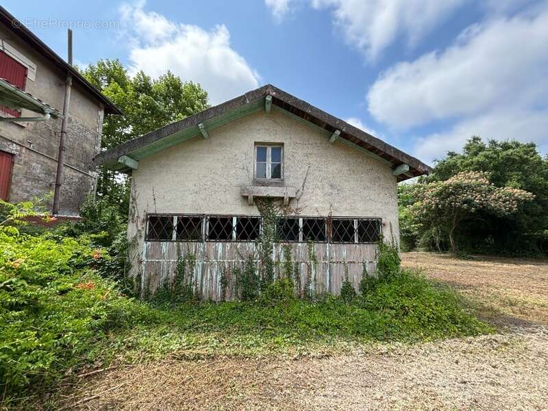 Terrain à RION-DES-LANDES