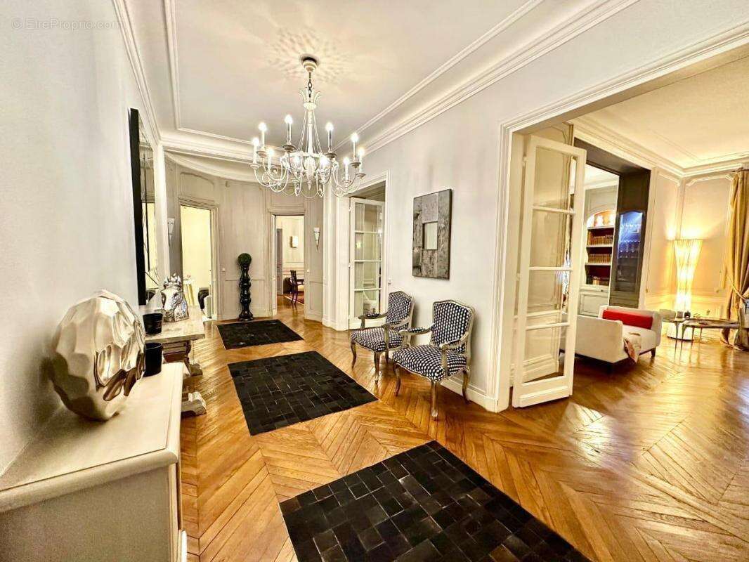 Appartement à PARIS-16E