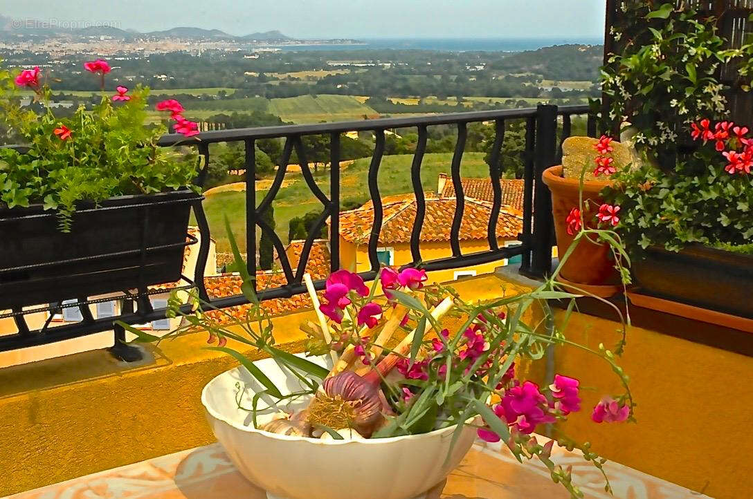 Appartement à ROQUEBRUNE-SUR-ARGENS