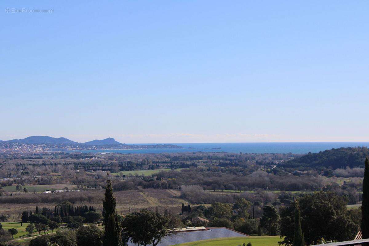 Appartement à ROQUEBRUNE-SUR-ARGENS