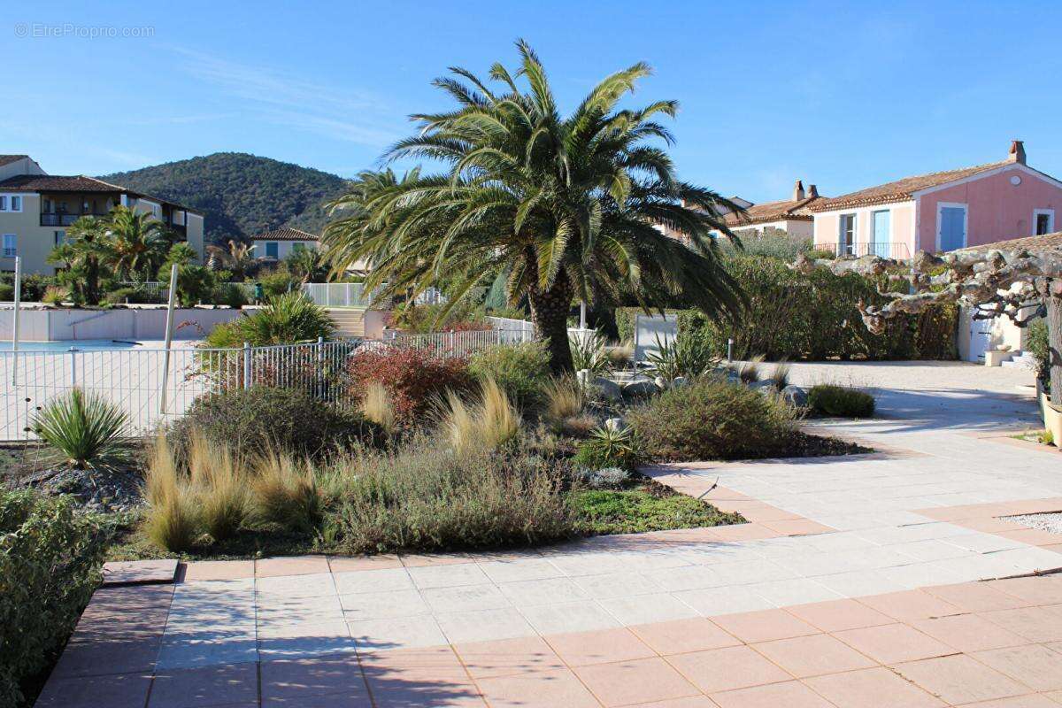 Appartement à ROQUEBRUNE-SUR-ARGENS