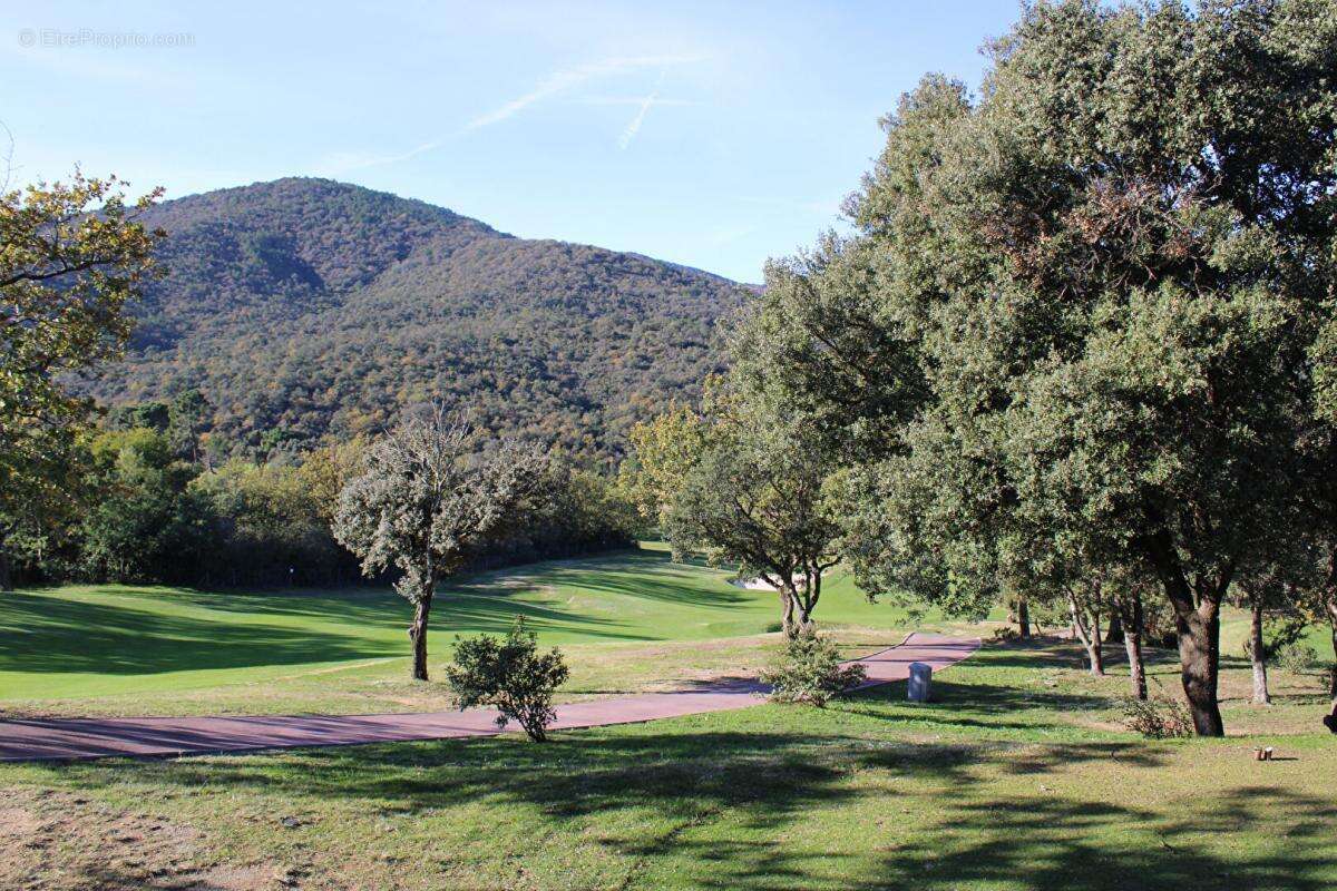 Appartement à ROQUEBRUNE-SUR-ARGENS