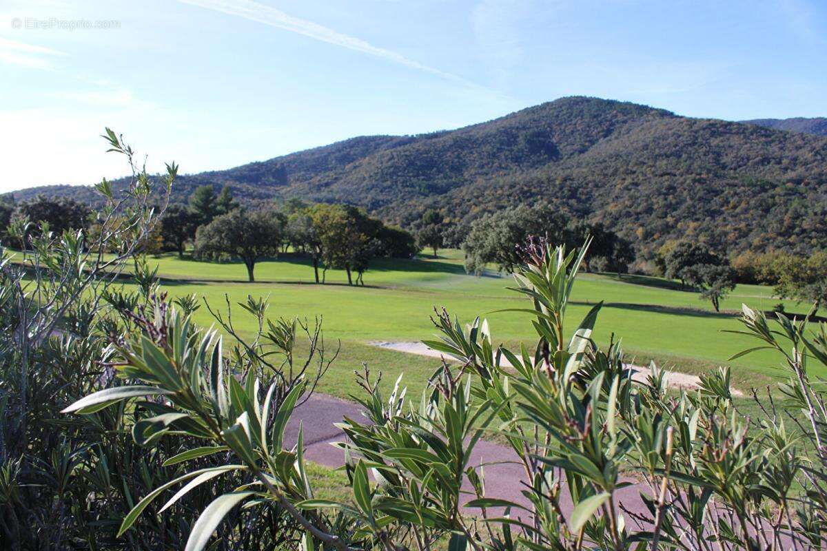 Appartement à ROQUEBRUNE-SUR-ARGENS