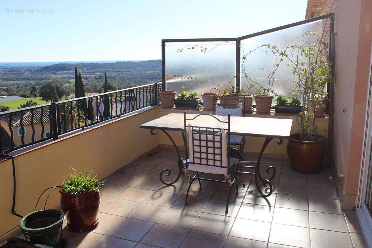 Appartement à ROQUEBRUNE-SUR-ARGENS