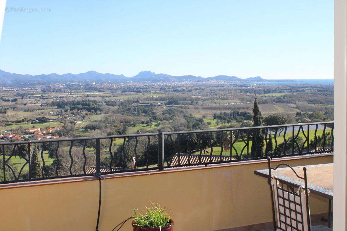 Appartement à ROQUEBRUNE-SUR-ARGENS