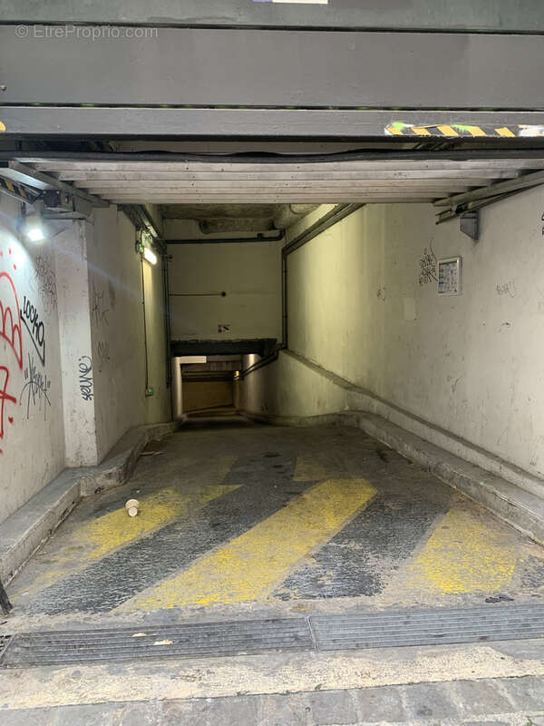 Parking à PARIS-11E