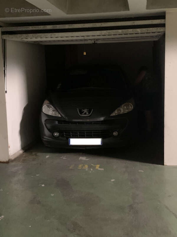 Parking à PARIS-11E