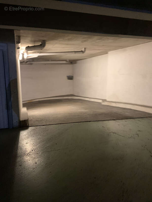 Parking à PARIS-11E