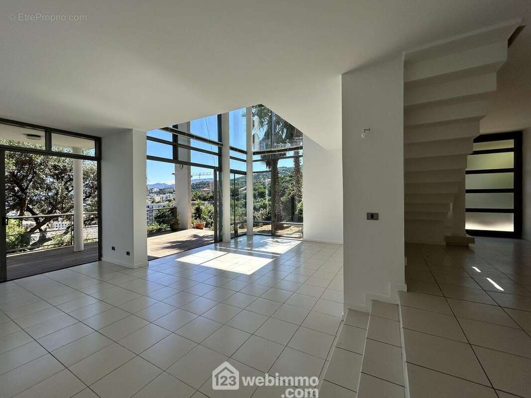 T5 de 165 m2 - Appartement à SAN-MARTINO-DI-LOTA