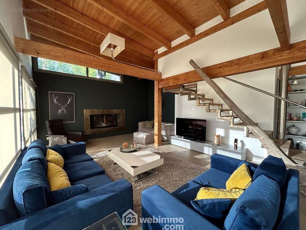 Un escalier bois &amp; métal et une cheminée panoramique - Maison à SAN-MARTINO-DI-LOTA