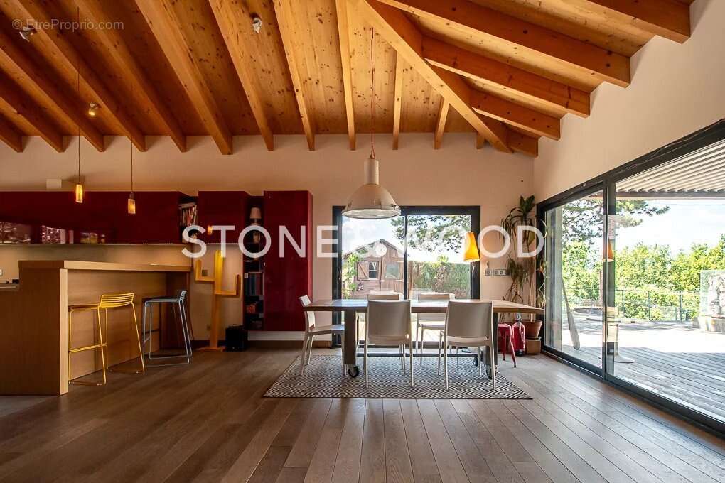 Maison à COLLONGES-SOUS-SALEVE