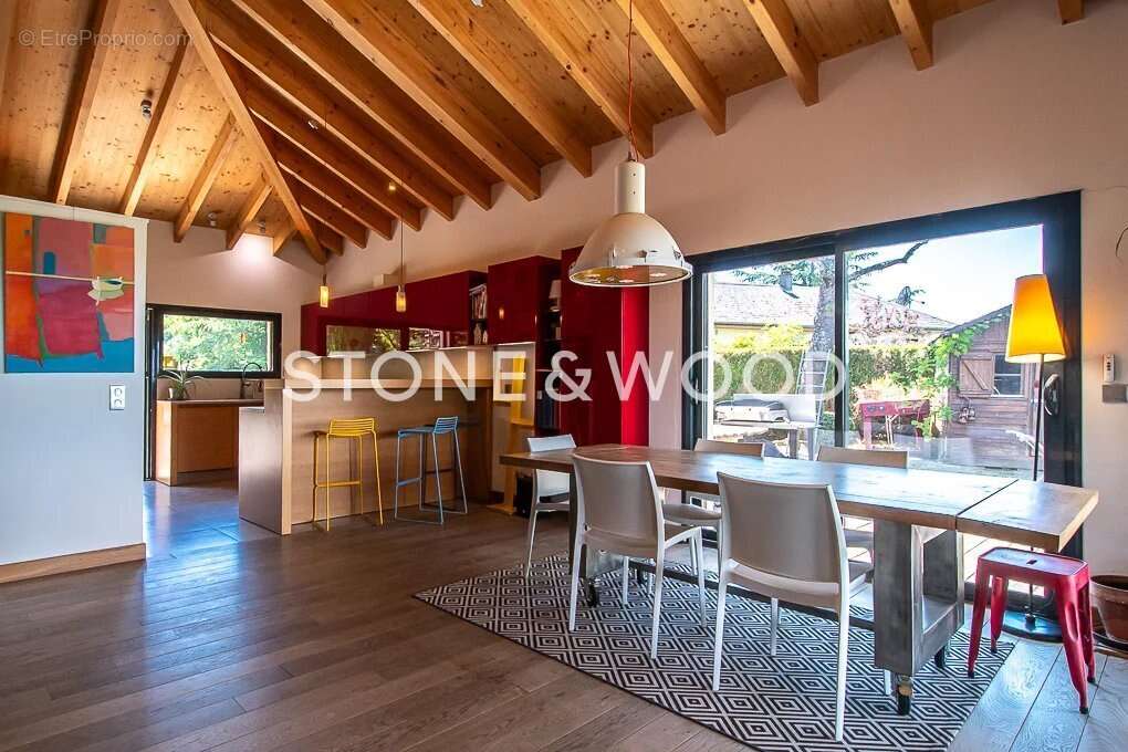 Maison à COLLONGES-SOUS-SALEVE