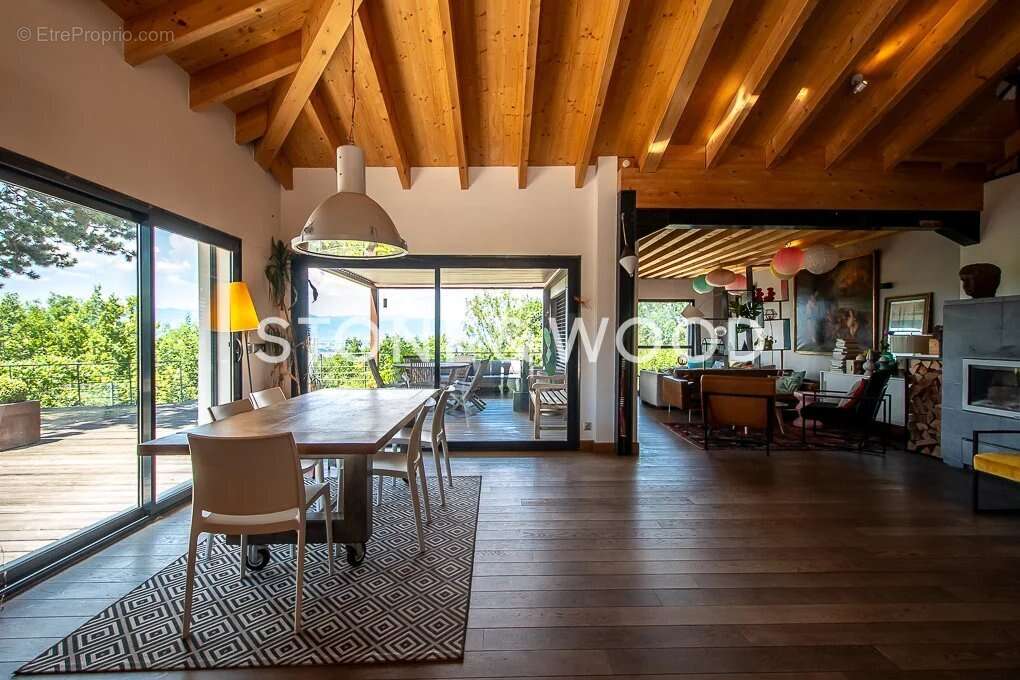 Maison à COLLONGES-SOUS-SALEVE