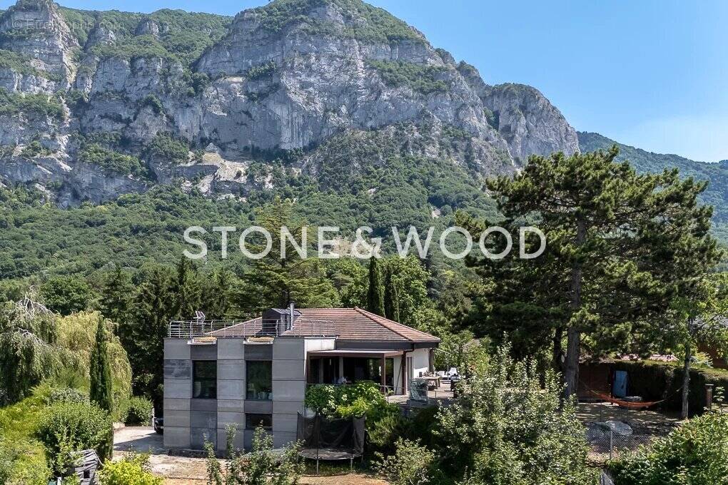 Maison à COLLONGES-SOUS-SALEVE