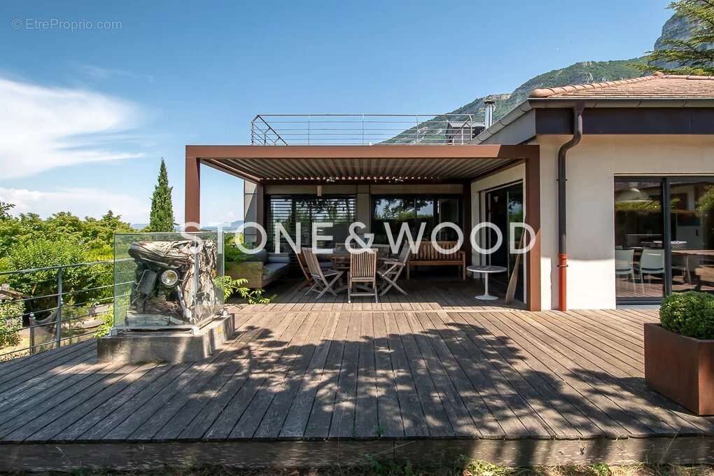 Maison à COLLONGES-SOUS-SALEVE