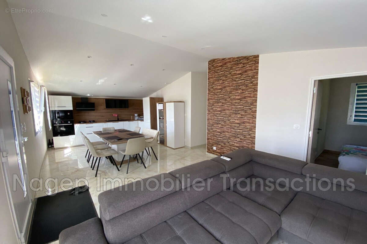 Maison à CREUZIER-LE-VIEUX