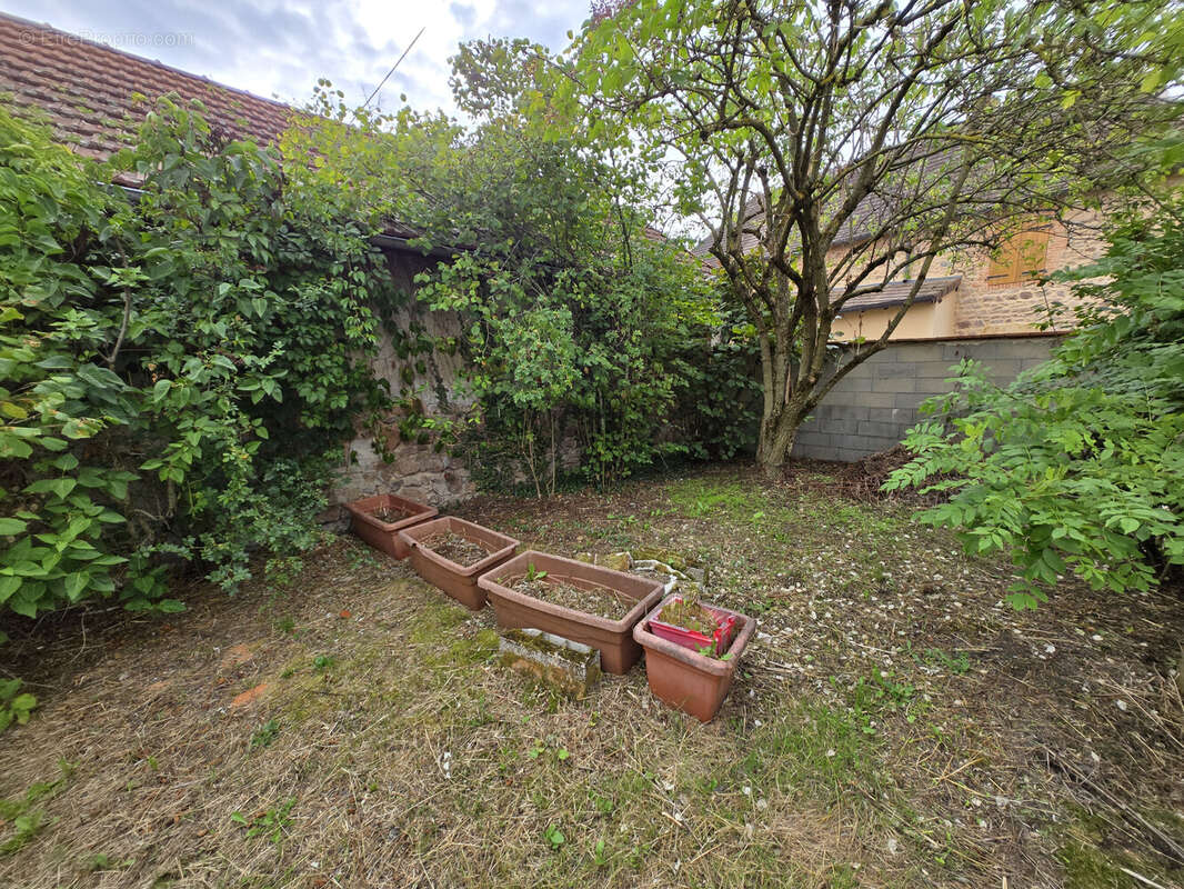 Maison à MONTMELARD