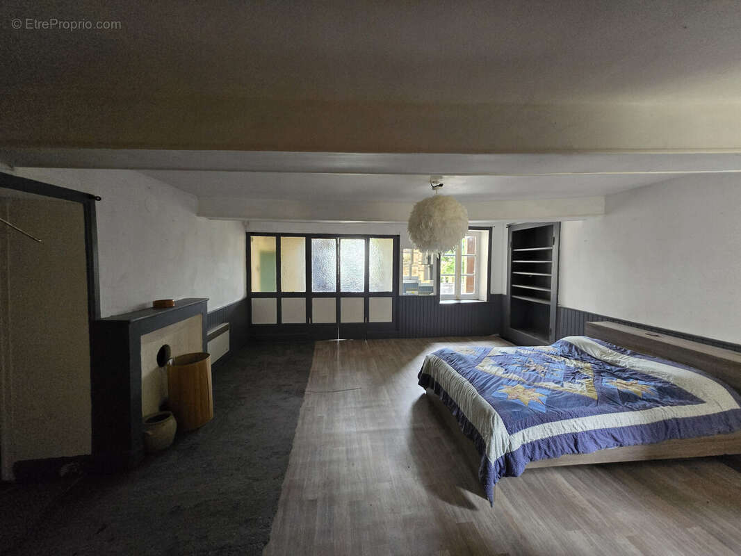 Maison à MONTMELARD