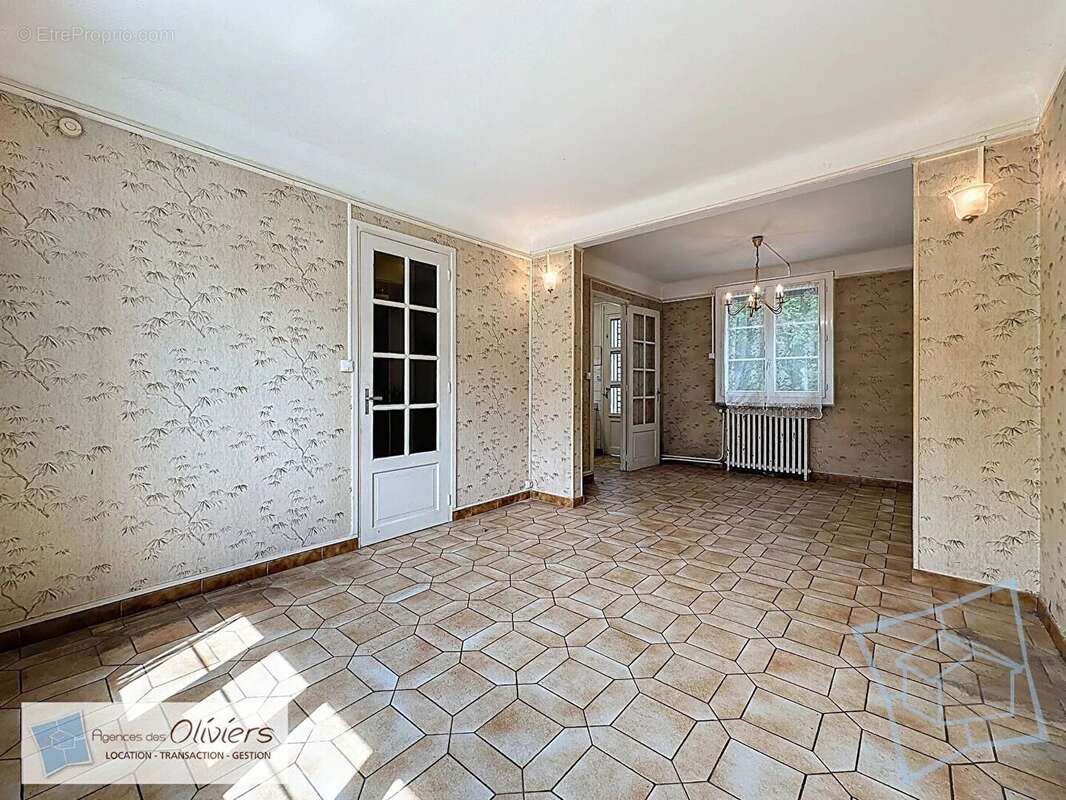 Maison à VOISINS-LE-BRETONNEUX