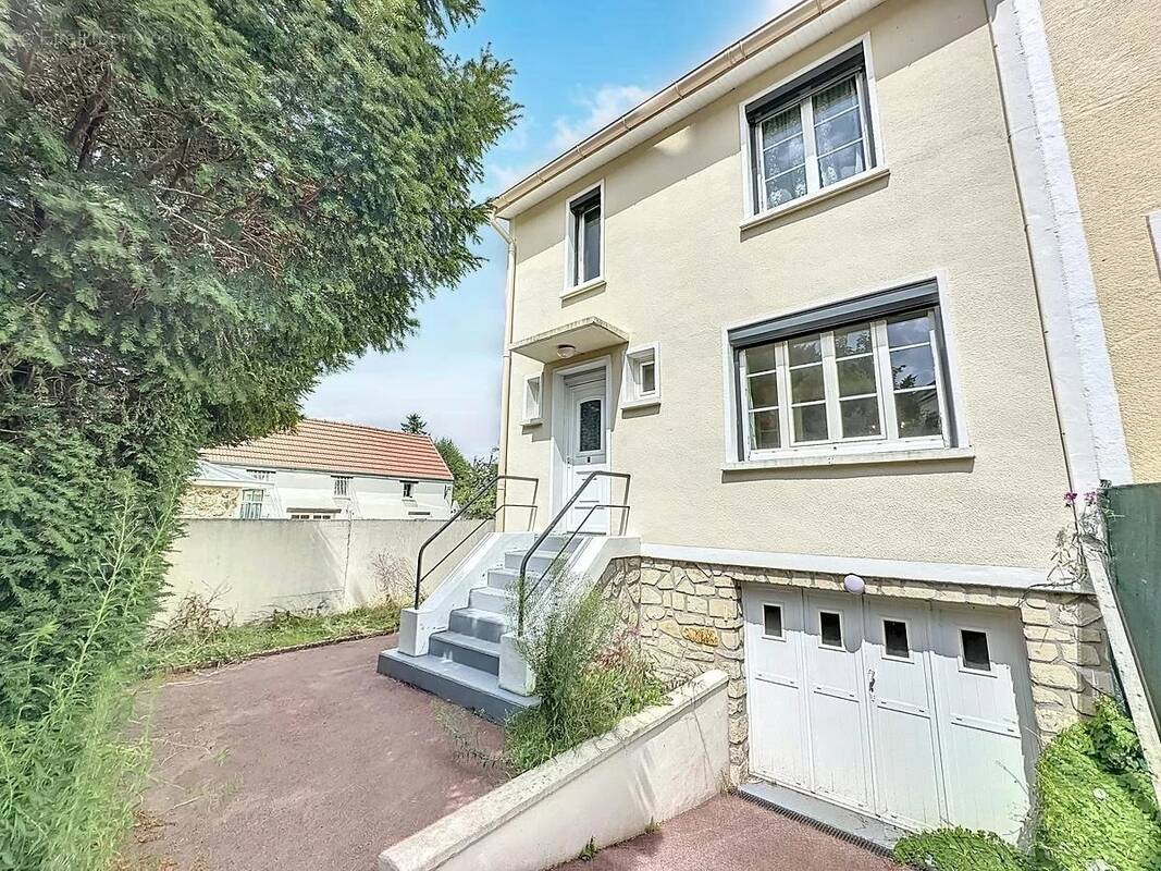 Maison à VOISINS-LE-BRETONNEUX