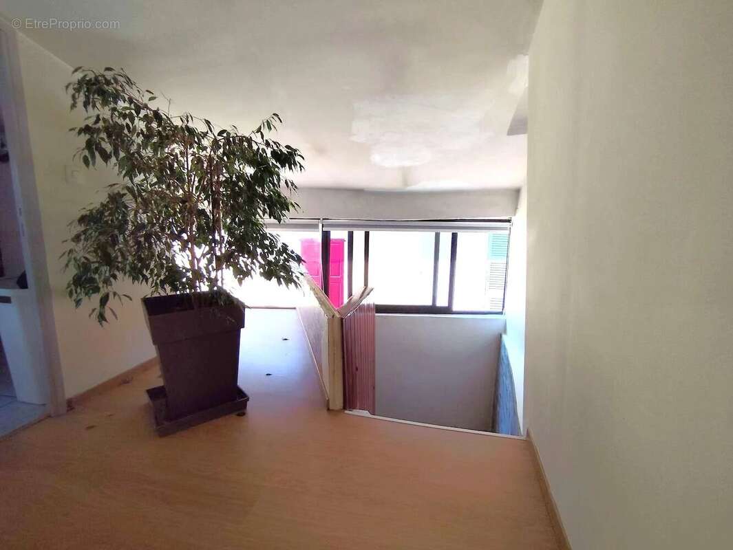 Appartement à PUGET-THENIERS