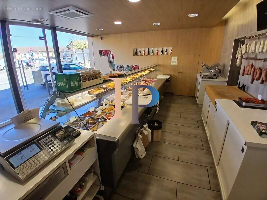 Commerce à POUILLY-SOUS-CHARLIEU