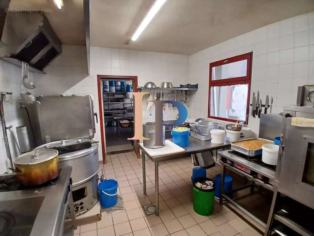 Commerce à POUILLY-SOUS-CHARLIEU