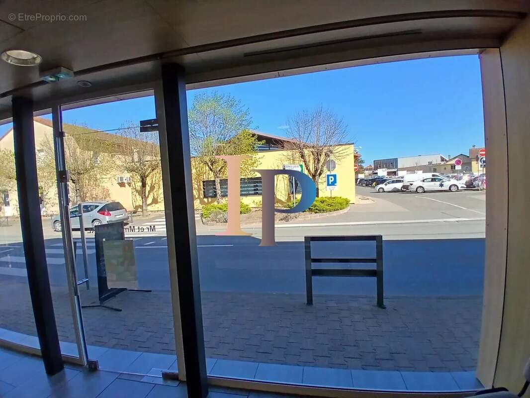 Commerce à POUILLY-SOUS-CHARLIEU