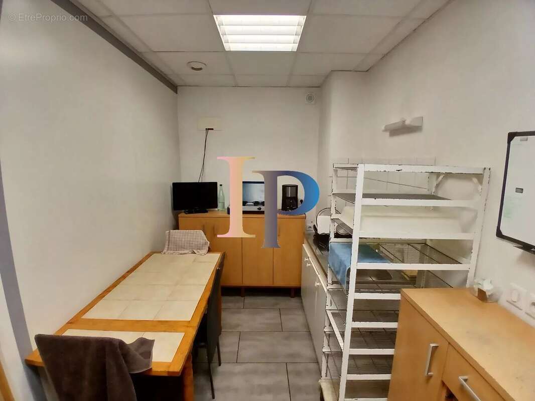 Commerce à POUILLY-SOUS-CHARLIEU