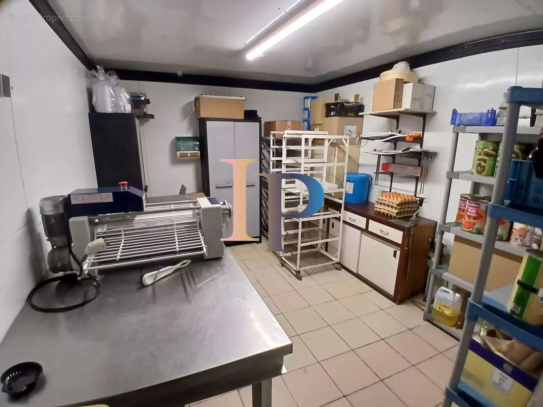 Commerce à POUILLY-SOUS-CHARLIEU