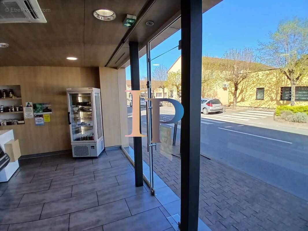 Commerce à POUILLY-SOUS-CHARLIEU