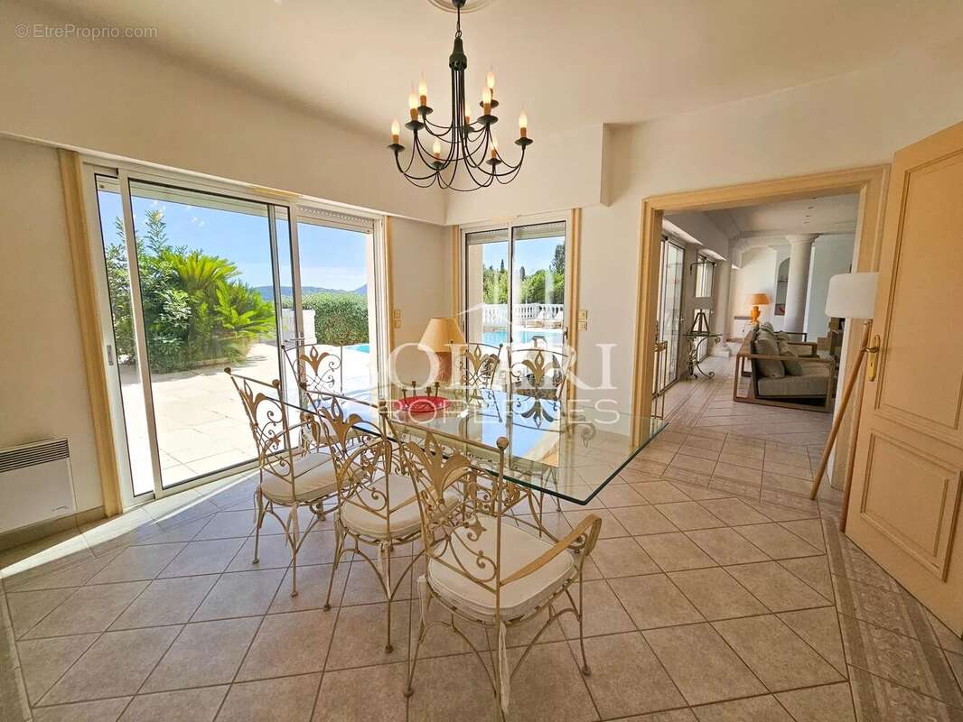 Maison à MANDELIEU-LA-NAPOULE