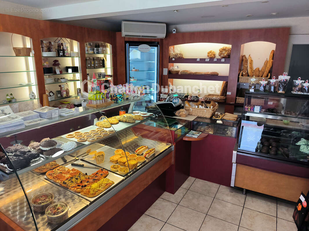 Commerce à SAINT-JUST-LA-PENDUE